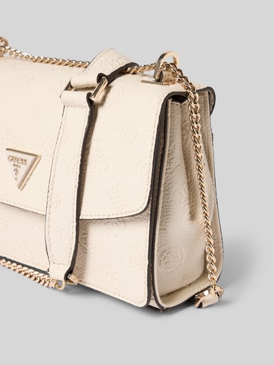 Produktfoto, cremefarbene Handtasche mit Label-Applikation Modell 'CRESIDIA II' von Guess, Überschlag, Magnetverschluss, Schulterriemen, strukturierte Leder-Optik, Maße 23x17x8 cm, Riemenlänge 108 cm