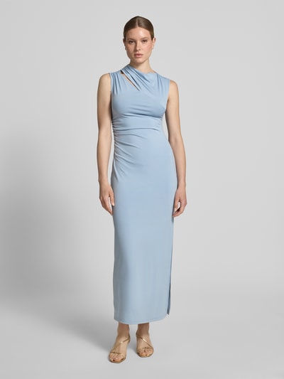 Frauenmodel trägt Schmales Freizeitkleid mit Seitenschlitz Modell 'ROBIN-MAJA' von Selected Femme, Optik: Unifarben, Passform: Schmal, Maxi-Länge, Rundhals-Ausschnitt, Ärmelform: Ohne, Saum: Seitenschlitz, Materialverarbeitung: Stretch, Ganzkörperansicht von vorne.