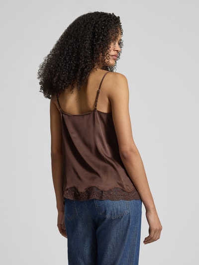 Frauenmodel trägt Regular Fit Blusentop mit Spitzenbesatz von Jake*s Collection in Braun, Satin, Spaghettiträger, semitransparent, Ganzkörperansicht Rückansicht