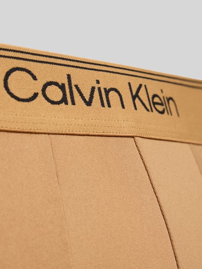 Produktfoto, Pant & Trunk mit elastischem Label-Bund im 3er-Pack Modell 'BOXER BRIEF' von Calvin Klein Underwear, beige Stoff, schwarze Schrift, glatte Textur
