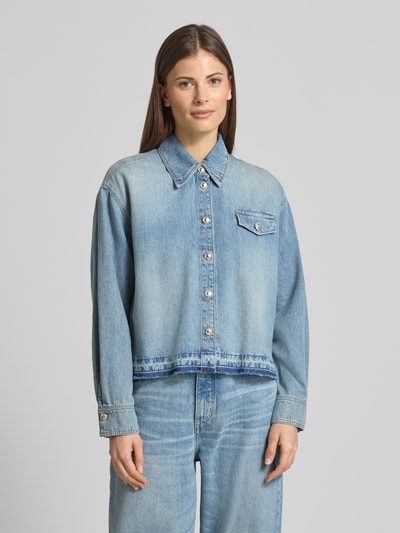 Modelka kobieca nosi Boxy Fit Jeansbluse mit Brusttasche od Luisa Cerano z mieszanki bawełny i lyocellu, jasnoniebieska, widok całej sylwetki z przodu.