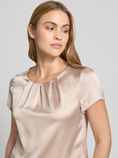 Frauenmodel trägt Blusenshirt mit Rundhalsausschnitt und Raffungen von Vera Mont aus Satin im Regular-Fit, Nahaufnahme Oberkörper.
