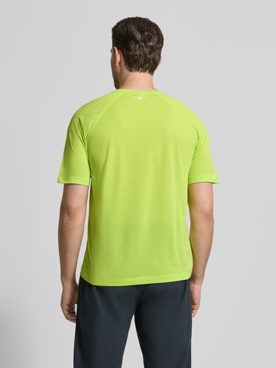 Mannelijk model draagt Funktionsshirt met ronde hals en logo van Salomon in regular fit, ruglengte maat M 69 cm, felgroen, textuur glad, Ganzkörperansicht Rückansicht.