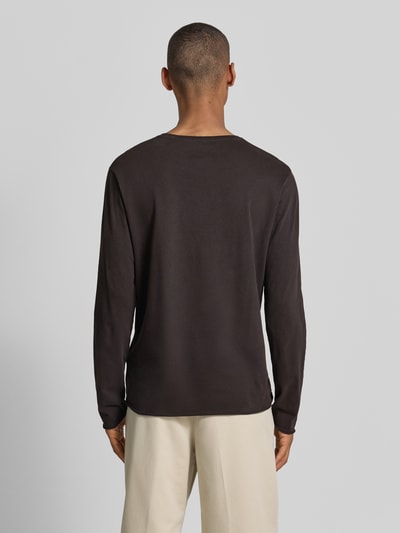 Männermodel trägt Regular Fit Longsleeve aus Reiner Baumwolle Modell 'Kendrick' von Drykorn, Rückenlänge 70 cm, Ganzkörperansicht Rückansicht.