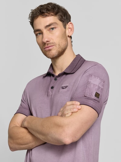 Männermodel trägt Regular Fit Poloshirt mit Label-Stitching von PME Legend aus Reiner Baumwolle in Flieder mit Knopfleiste, Nahaufnahme Oberkörper. Rückenlänge bei Größe M: 72 cm.