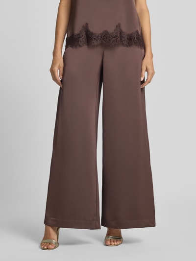 Frauenmodel trägt Weite Hose in Satin-Optik von Jake*s Cocktail in Braun mit weitem Bein und glatter Oberfläche, Nahaufnahme Unterkörper.