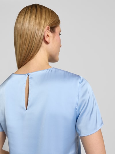 Kobieta modelka nosi Regular Fit T-Shirt mit rundhalsausschnitt od Christian Berg Cocktail, satyna, elastyczna mieszanka materiałów, okrągły dekolt, długość tyłu 58 cm, długość rękawów 20 cm, widok całego pleców