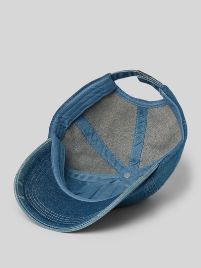 Produktfoto, Cap in Denim-Optik Modell 'Alovely' von OPUS aus reiner Baumwolle mit verstärktem Schirm und sichtbarem Stitching, blaue Töne.