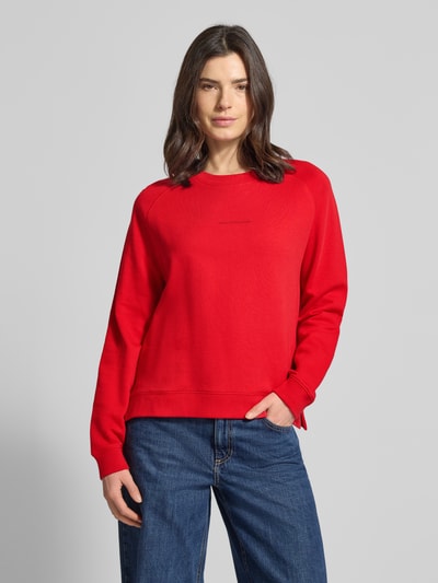 Kobiece modelka nosi Regular Fit Sweatshirt aus reiner Baumwolle od Marc O'Polo Denim, efekt: jednolity kolor, nadruk z logo, dekolt okrągły, długi rękaw, zakończenia prążkowane, boczne rozcięcia, bawełna, widok całej sylwetki z przodu.