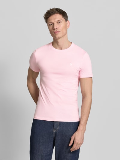 Männermodel trägt Regular Fit T-Shirt aus reiner Baumwolle von Polo Ralph Lauren, uni rosa, logo-stitching, ronde hals, korte mouw, jersey, heren t-shirt, ganzkörperansicht von vorne.