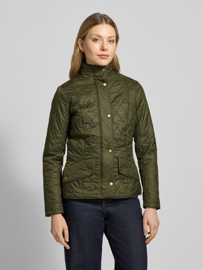 Frauenmodel trägt Regular Fit Steppjacke mit Stehkragen Modell 'FLYWEIGHT' von Barbour, olivgrün, unifarben, Druckknöpfe, Pattentaschen, Ganzkörperansicht von vorne.