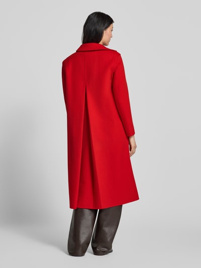 Frauenmodel trägt roten Regular Fit Mantel aus Woll-Mix Modell 'GESSATI' von Weekend Max Mara, glatte Textur, Ganzkörperansicht Rückansicht. Damen Mantel von Weekend Max Mara.