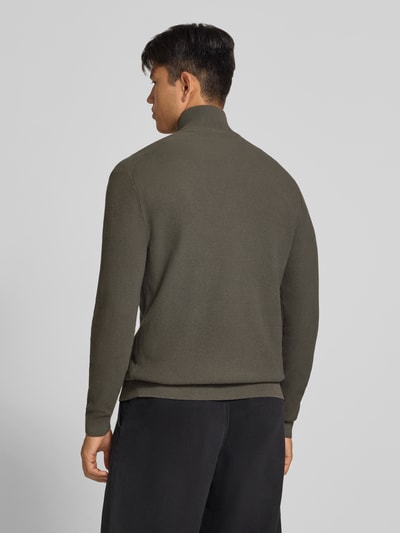 Männermodel trägt Regular Fit Pullover aus reiner Baumwolle Modell 'TONY' von ONLY & SONS in Olivgrün, strukturierte Oberfläche, Ganzkörperansicht Rückansicht.
