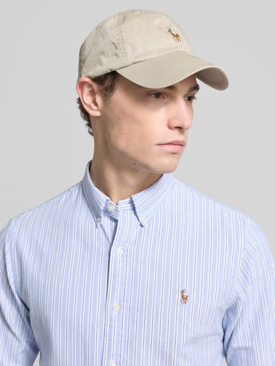 Männermodel draagt Slim Fit Vrijetijdsoverhemd met knoopsluiting van Polo Ralph Lauren, puur katoen, blauw-wit gestreept, labelstitching, button-downkraag, ruglengte maat M 78 cm, schouderbreedte maat M 44 cm, mouwlengte maat M 66 cm. Nahaufnahme Oberkörper.