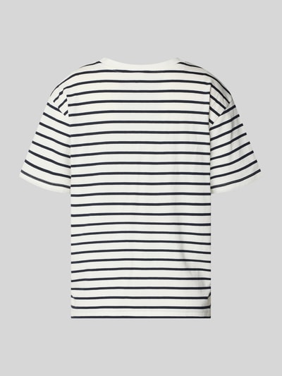 Frauenmodel trägt Relaxed Fit Pyjama-Oberteil mit Statement-Stitching aus Reine Baumwolle, gestreift, Rundhalsausschnitt, Kurzärmelig, Ganzkörperansicht Rückansicht