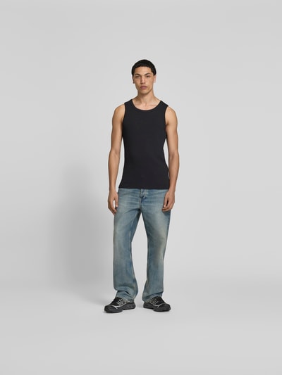 Männermodel trägt Straight Fit Jeans im 5-Pocket-Design Modell "Steve" von WON HUNDRED aus reiner Baumwolle, Ganzkörperansicht von vorne.