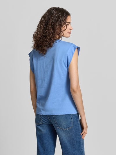 Frauenmodel trägt Regular Fit T-Shirt aus reiner Baumwolle Modell 'SHELINA' von Only in Optik: Unifarben mit Stickerei, Zierperlen, Rundhals, Kurzarm, Material: Reine Baumwolle, Ganzkörperansicht Rückansicht.
