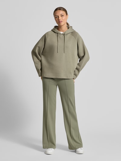 Vrouwenmodel draagt Hoodie met kap van Smith and Soul, katoenmix, los model, capuchon, tunnelkoord, statement-stitching, volledig frontaal.