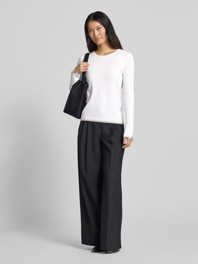 Frauenmodel trägt Pullover aus Viskose-Mix Modell 'Maglia Chiusa' von Liu Jo White in Weiß, körpernahe Passform, Ganzkörperansicht von vorne.