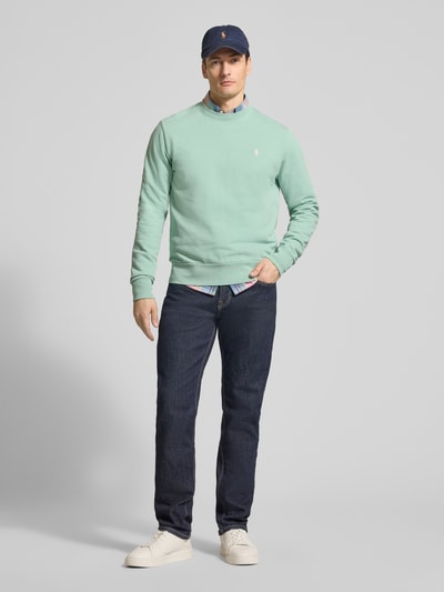 Männermodel trägt Relaxed Fit Sweatshirt aus reiner Baumwolle von Polo Ralph Lauren, Optik: Unifarben, Logo-Detail, Ganzkörperansicht von vorne.
