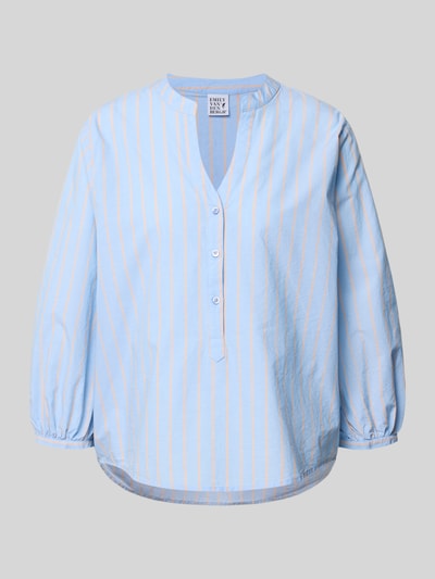 Produktfoto, Regular Fit Bluse mit V-Ausschnitt und 3/4-Arm von Emily Van den Bergh aus reiner Baumwolle, hellblau mit beigen Streifen, glatte Textur