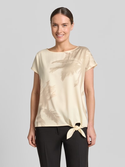 Frauenmodel trägt Relaxed Fit T-Shirt mit Allover-Muster von s.Oliver BLACK LABEL, Optik:Allover-Muster, Passform:Relaxed-Fit, U-Boot-Ausschnitt, Ärmelform:Kurzarm, helle Beige- und Cremetöne, weiche glatte Textur, Ganzkörperansicht von vorne.