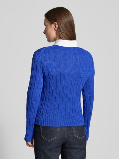 Frauenmodel trägt Strickpullover mit Zopfmuster Modell 'JULIANNA' von Polo Ralph Lauren in Blau aus reiner Baumwolle, Ganzkörperansicht Rückansicht.