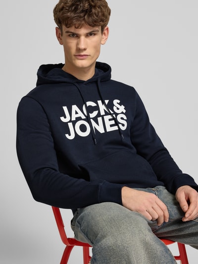 Männermodel trägt Hoodie mit Label-Print und Känguru-Tasche von Jack & Jones, dunkelblau, Baumwoll-Mix, Regular Fit, Nahaufnahme Oberkörper