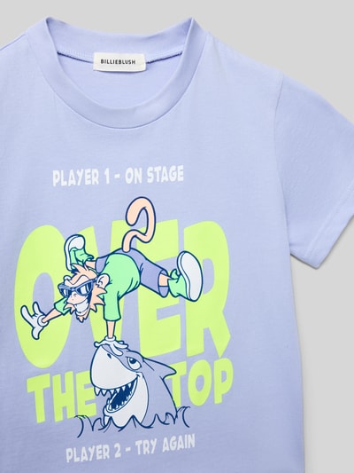 Mädchen trägt Kinder T-Shirt mit Motiv-Print und Rundhalsausschnitt von BILLIEBLUSH in Hellblau, Regular-Fit, Reine Baumwolle, Nahaufnahme Oberkörper, Rückenlänge bei Größe 116: 44 cm.