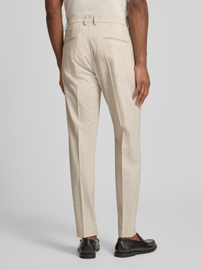 Männermodel trägt Straight Fit Anzughose mit Viskose-Anteil Modell 'SALTO' von CINQUE in Beige, Elastischer-Material-Mix, Bügelfalten, Eingriffstaschen, Gesäßtaschen, Haken- und Reißverschluss, Ganzkörperansicht Rückansicht.