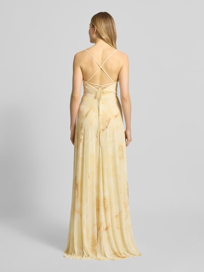 Frauenmodel trägt Regular Fit Abendkleid mit V-Ausschnitt von Jake*s Cocktail in hellem Creme mit Spaghettiträgern, Rückenausschnitt, fließender Stoff, Rückenansicht, Ganzkörperansicht Rückansicht.