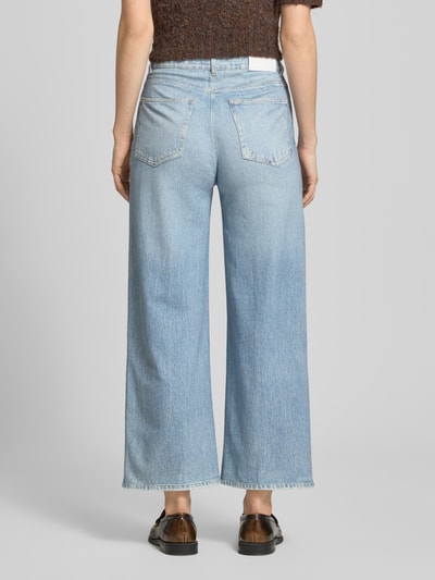 Frauenmodel trägt Jeans in verkürzter Passform Modell 'Calina cruise' von OPUS PANTS aus Reine Baumwolle, Eingrifftaschen, Ganzkörperansicht Rückansicht.