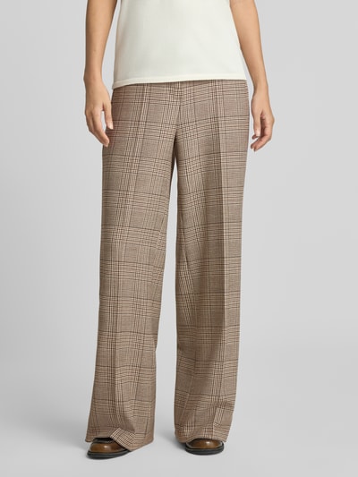 Frauenmodel trägt Wide Leg Weite Hose mit Viskose-Woll-Anteil Modell 'ALEXIS' von CAMBIO, braunes Karo, lockerer Schnitt, Ganzkörperansicht von vorne, Damen Weite Hose von CAMBIO.