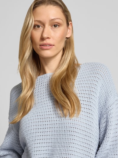 Vrouwenmodel draagt Pullover mit überschnittenen Schultern Modell 'IMENIA' van Drykorn in lichtblauw met ajourpatroon, losse fit, ronde hals, pure katoen, close-up bovenlichaam.