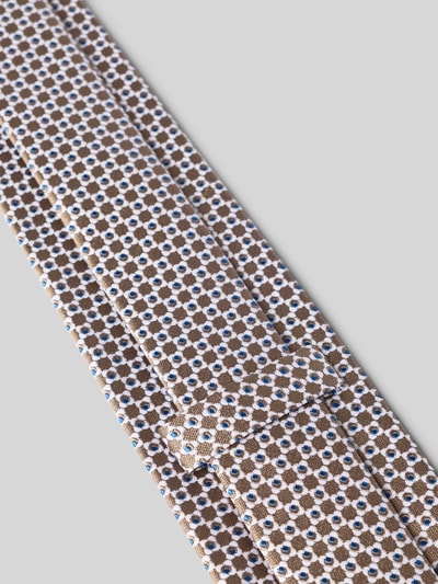 Produktfoto, Krawatte aus reiner Seide von OLYMP mit braunem Grundton und weiß-blauen geometrischen Mustern, feine glatte Textur