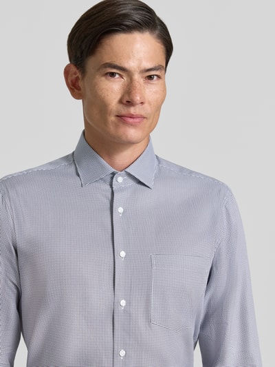 Męski model nosi Regular Fit Businesshemd aus reiner Baumwolle Modell 'New Kent' von Seidensticker, koszula biznesowa, zbliżenie na górną część ciała.