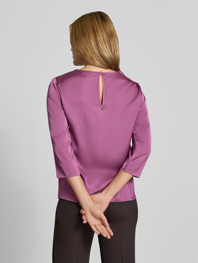 Vrouwenmodel draagt Bluse aus Satin van Rinascimento in paars, materiaalmix met stretch, getailleerd, ronde hals, lange mouwen, ruglengte maat S 59 cm, mouwlengte maat S 48 cm, effen design, gladde satijnstructuur, full body achteraanzicht.