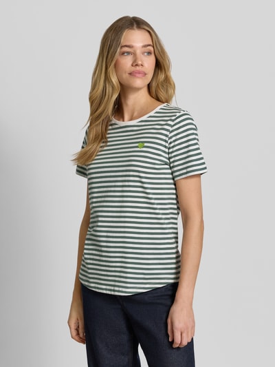 Frauenmodel trägt T-Shirt mit Motiv-Stitching und Rundhalsausschnitt von FREE/QUENT, grün-weiß gestreift, gerade geschnitten, Ganzkörperansicht von vorne.