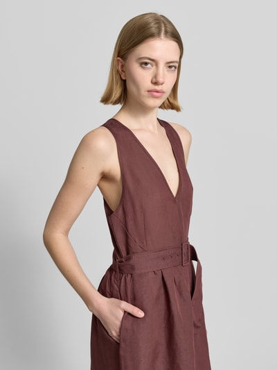 Frauenmodel trägt Midikleid aus Leinen-Mix mit Viskose-Anteil von Stefanel in Braun, Taillierte Passform, V-Ausschnitt, Stoffgürtel, Nahaufnahme Oberkörper.