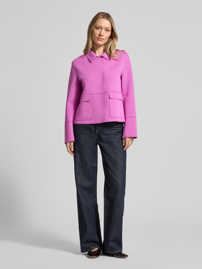 Frauenmodel trägt Blazer mit Kentkragen und aufgesetzten Pattentaschen von WHITE LABEL in Pink, Baumwoll-Mix mit Stretch, Ganzkörperansicht von vorne.