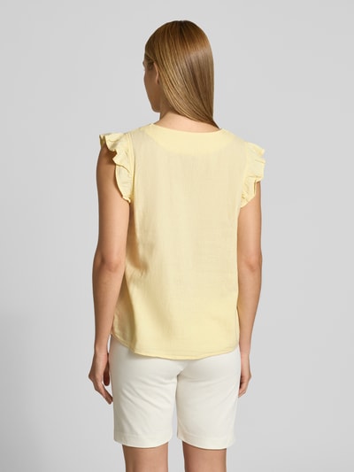 Männermodel trägt Regular Fit Bluse aus Leinen-Viskose-Mix mit Rüschen von b.young, jasnożółty kolor, gładka tekstura, krój regular fit, model 'FALAKKA', V-dekolt, listewka z guzikami, długość tyłu w rozmiarze 36: 34 cm, długość rękawa w rozmiarze 36: 5 cm, Ganzkörperansicht Rückansicht