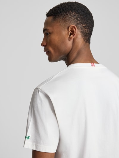 Męski model trägt t-shirt mit Stitchings Modell 'PORTOFINO' von MC2 Saint Barth aus reiner bawełna, krój regular fit, okrągły dekolt, długość tyłu w rozmiarze M: 68 cm, widok z tyłu