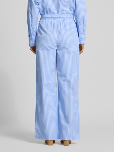 Frauenmodel trägt Wide Fit Stoffhose mit floralem Print von Fynch-Hatton aus Reine Baumwolle mit elastischem Bund und Tunnelzug, Ganzkörperansicht Rückansicht.