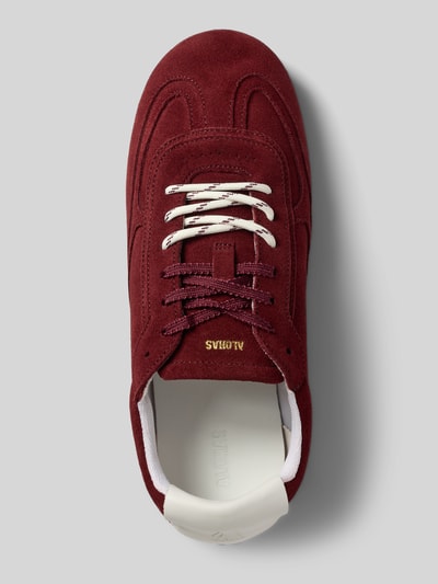 Produktfoto, Sneaker aus Leder mit Schnürung und Gummisohle von ALOHAS in Dunkelrot, abgerundete Spitze, Label-Detail, glatte Textur, Damen Sneaker, Context: Echtes Leder, Gummisohle, Absatzhöhe 1 cm, Schafthöhe 9 cm, Schaftweite 9 cm