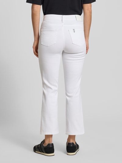 Frauenmodel trägt Flared Jeans mit Knopfleiste Modell 'PRINCESS' von Liu Jo White aus Baumwoll-Mix mit Stretch-Anteil, Flared-Cut, Ganzkörperansicht Rückansicht.