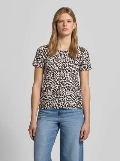 Modelka kobieca nosi Regular Fit T-Shirt aus Viskose-Mix Modell 'BERA' od Only w czarno-beżowy wzór, krój regular fit, tkanina crêpe, damska, całopostaciowy widok z przodu.