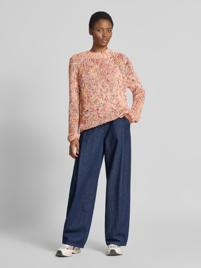 Frauenmodel trägt Regular Fit Pullover mit Schurwoll-Anteil in Strick-Optik von Rich & Royal, bunte Farben, runde Form, Ganzkörperansicht von vorne. Elastischer Material-Mix, Rundhalsausschnitt, Rückenlänge 60 cm, Ärmellänge 67 cm, Damen Pullover.