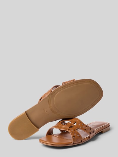 Produktfoto, Sandalette mit Logo-Muster Modell 'CIESTA2' von Guess, braunes Leder, abgerundete Spitze, flacher 2 cm Absatz, strukturierte Sohle