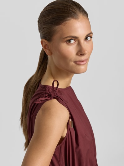 Frauenmodel trägt Midikleid im Stufen-Look mit Rundhalsausschnitt von Christian Berg Woman aus Reine Baumwolle, Nahaufnahme Oberkörper.