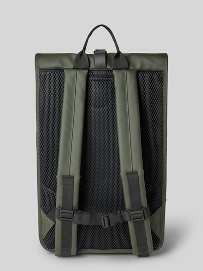 Produktfoto, Rolltop Rucksack mit Reißverschlusstasche von Rains in Olivgrün mit schwarzem Mesh, Karabinerhaken, Tragehenkel, verstellbare Träger, Breite 31 cm, Länge 61 cm, Tiefe 15 cm, Schulterriemen 74 cm.